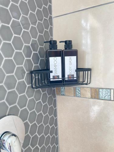 BelharUnit 1 GatherPoint Sleeps 6 Self-Catering Group in Belhar, Cape Town的浴室内架上的两瓶肥皂