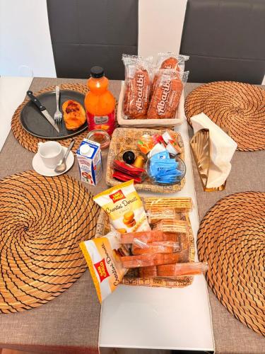 un tavolo con un sacco di cibo sopra di Luxury Home on Corso Garibaldi a Milano