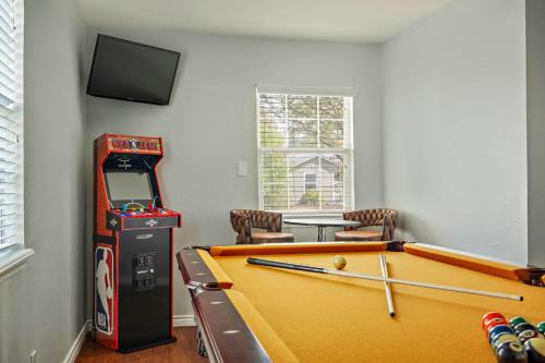 een kamer met een pooltafel en een speelhal bij The Oak Haven - 3BR with Pool Billiards & Arcade in Austin