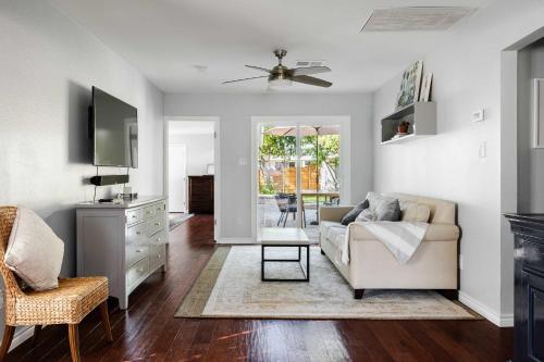 een woonkamer met een bank en een tafel bij The Oak Haven - 3BR with Pool Billiards & Arcade in Austin