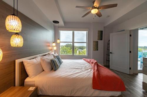 una camera da letto con un letto bianco e una finestra di Stateroom Elite CC-503 a Indianola