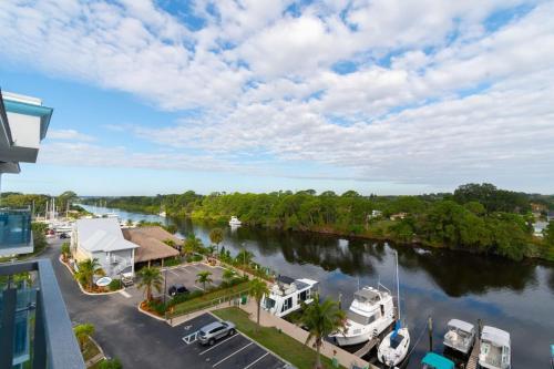una vista aerea di un porto turistico con barche in acqua di Stateroom Elite CC-505 a Indianola