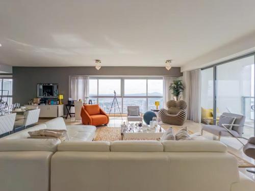 巴拿马城Habitación Royal de tres habitaciones con vista al mar的大型客厅配有大型白色沙发