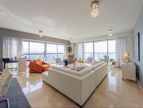 巴拿马城Habitación Royal de tres habitaciones con vista al mar的客厅配有白色沙发和一些椅子