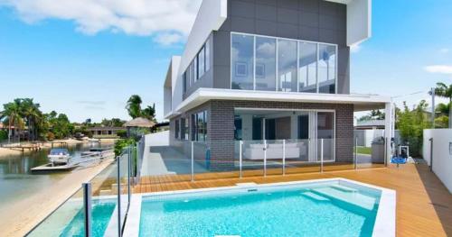 Laguna by Khove في غولد كوست: بيت كبير أمامه مسبح