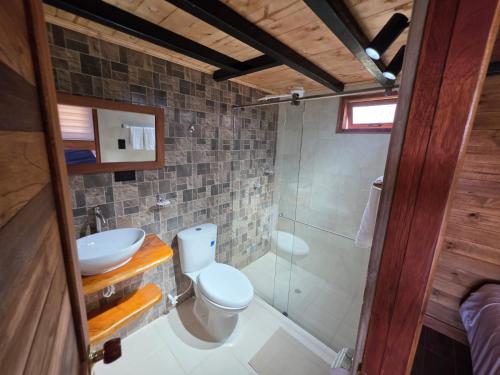 Ένα μπάνιο στο Glamping y Camping El Lago