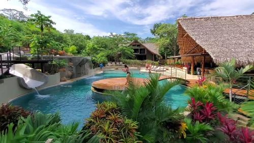 una piscina in un resort con scivolo di Villa BotaNICA guest house a San Juan del Sur