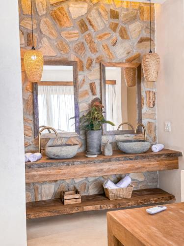 a bathroom with two sinks and two mirrors at Kiterise Tatajuba in Tatajuba