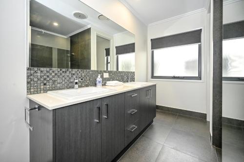 Koupelna v ubytování Stunning Maroochy Waterfront Home