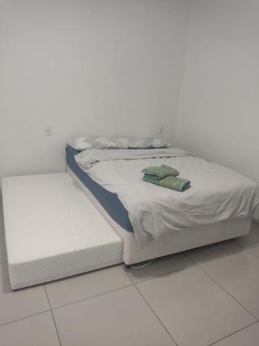 Loft Serra Gaúcha-Bem estar no coração de Nova Petrópolis في نوفا بتروبوليس: سرير أبيض جالس على أرضية بيضاء