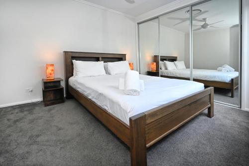 Postel nebo postele na pokoji v ubytování Stunning Maroochy Waterfront Home