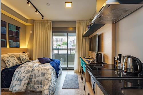 una camera d'albergo con un letto e una cucina di Edificio Hauz Mitre Vila Clementino a San Paolo