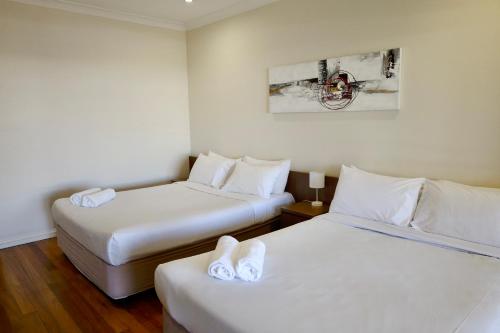 Postel nebo postele na pokoji v ubytování The Australian Hotel Motel