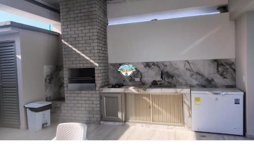Una cocina con encimera y refrigerador blanco. en Sun Beach, en Puerto Colombia