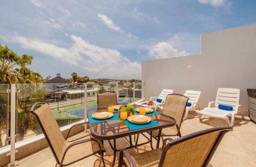 En balkon eller terrasse på Modern Luxury Stay at Daher Residence by Bocobay