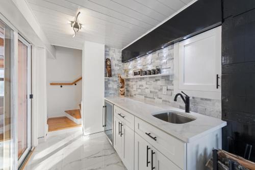 Ένα μπάνιο στο NEW Modern Barrel Getaway HOT TUB & Game Room