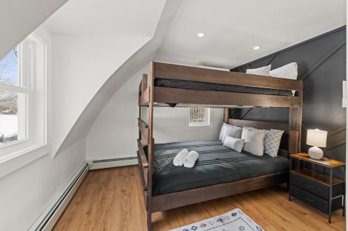 Ένα ή περισσότερα κρεβάτια σε δωμάτιο στο NEW Modern Barrel Getaway HOT TUB & Game Room