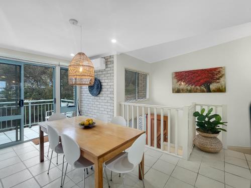 2-Bed Townhouse with Outdoor Area في Long Beach: غرفة طعام بها طاولة وكراسي