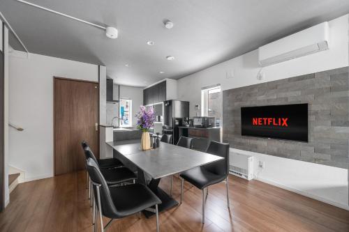 een keuken en eetkamer met een tafel en stoelen bij Pregio Asahikawa in Asahikawa