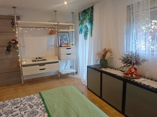 een badkamer met een wastafel en een aanrecht met een wastafel bij INSPIRA MAISON Montaña y Mar in Teià