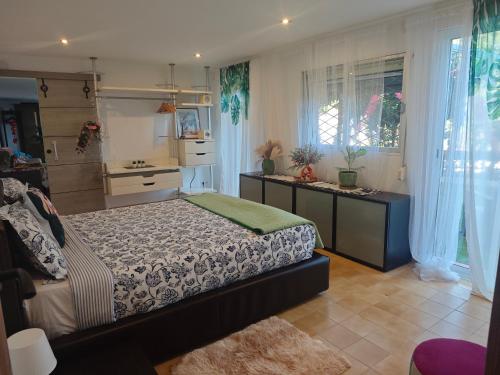 een slaapkamer met een groot bed in een kamer bij INSPIRA MAISON Montaña y Mar in Teià