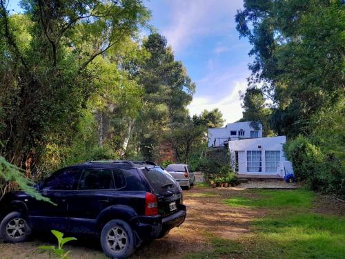een zwarte SUV geparkeerd voor een huis bij Viento Sur in Estancia El Polomo