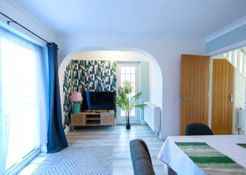 Postel nebo postele na pokoji v ubytování Bright & Airy 4x Bed House with Parking