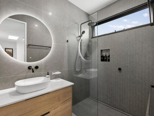 Phòng tắm tại 3 Bed Coastal Escape, Pool, 1 Minute walk to Beach