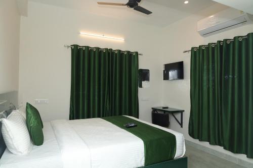 Un pat sau paturi într-o cameră la Skytouch Residency, Sholinganallur