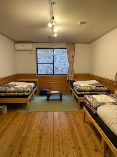 Ένα ή περισσότερα κρεβάτια σε δωμάτιο στο 芦生山の家