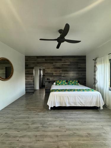 Postel nebo postele na pokoji v ubytování Runway Retreat by the Mountains