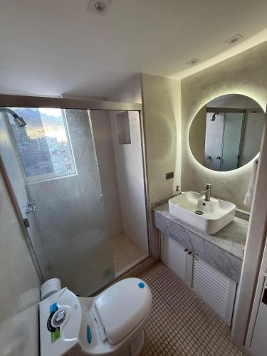 Ένα μπάνιο στο Moderno Apartamento Equipado en Los Palos Grandes - Caracas