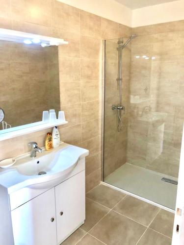 Appartement spacieux à 10 minutes de la plage, vue mer
