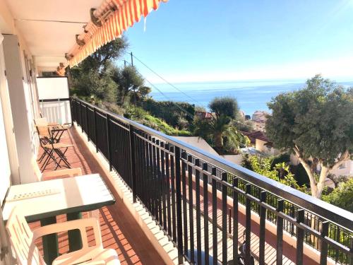 een balkon met uitzicht op de oceaan bij Appartement spacieux à 10 minutes de la plage, vue mer in Menton