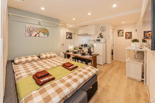 80m to Aoto Station Elevator Access 35 Min Direct to Haneda Airport Direct Train to Narita Airport Easy Access to Ginza Asakusa Disney Skytree Convenience Store and Pharmacy Downstairs