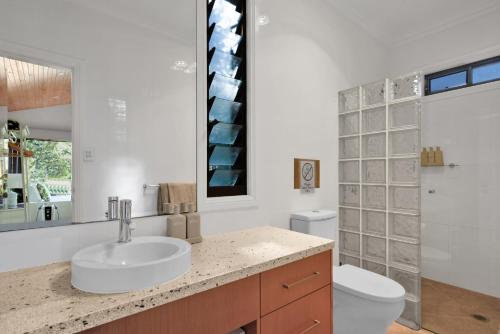 The Outlook Cabana في تيريغال: حمام مع حوض ومرحاض ومرآة