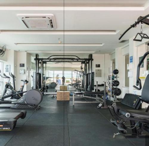 una palestra con molti tapis roulant e macchine di Saint moritz a Brasilia