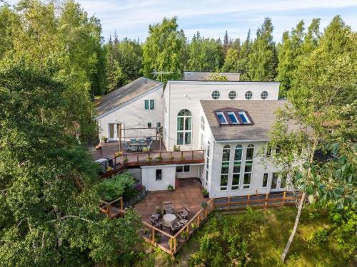 una vista aerea di una casa bianca con terrazza di The Kenai River King a Soldotna