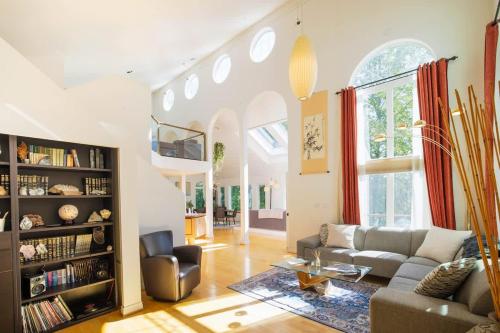 un soggiorno con un divano e un tavolo di The Kenai River King a Soldotna