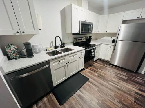 Een keuken of kitchenette bij New Cozy Apartment