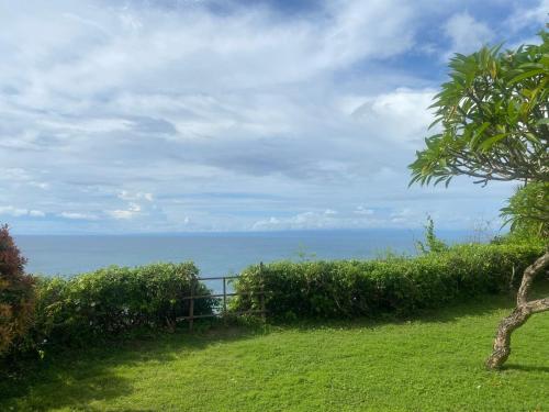 ウルワツにあるVilla Anugrahの海の景色を望む庭園