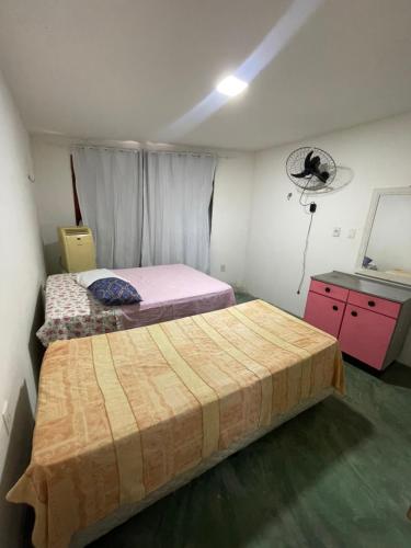 En eller flere senge i et værelse på Casa Carapibus