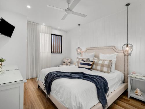 Giường trong phòng chung tại 3 Bed Coastal Escape, Pool, 1 Minute walk to Beach