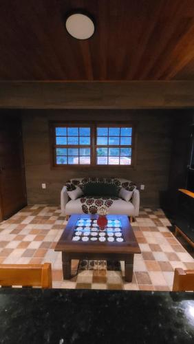a living room with a couch and a table at Chalé Gravatinha in Mucugê