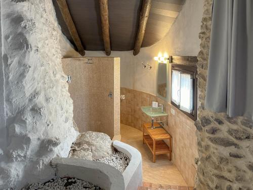 Ένα μπάνιο στο Villa Rural La Torre by Hacienda Alfacara