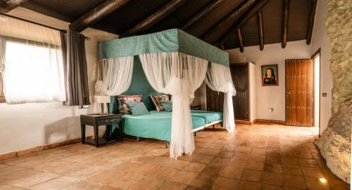 Ένα ή περισσότερα κρεβάτια σε δωμάτιο στο Villa Rural La Torre by Hacienda Alfacara