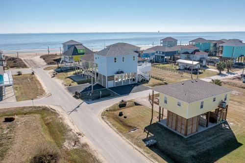 une vue aérienne d'une plage avec des maisons et l'océan dans l'établissement After Dune Delight Home, à Stingaree