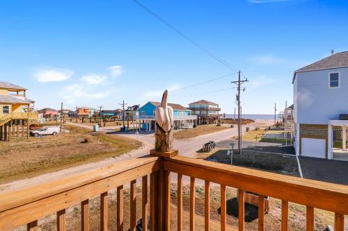 Elle comprend un balcon en bois offrant une vue sur la rue. dans l'établissement After Dune Delight Home, à Stingaree