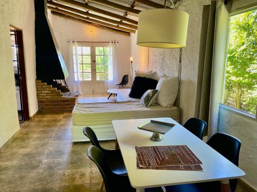 una stanza con un letto, un tavolo e delle sedie di Hus Punta Rubia a La Pedrera