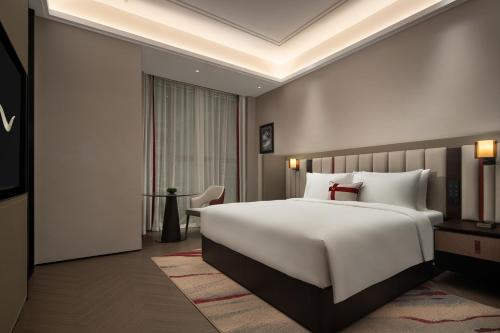 Giường trong phòng chung tại Mövenpick by Accor Shanghai People's Square